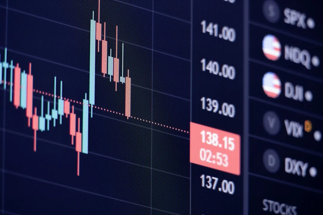 기관 컨솔리데이션 국면의 시장 구조 기관 투자자 자금과 ETF 흐름을 상징하는 금융 차트 모니터 이미지