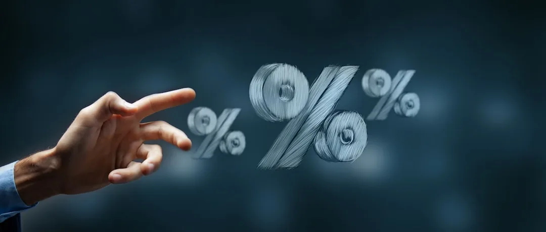 FOMC 금리 결정과 점도표 시나리오 금리 결정과 퍼센트 변화를 상징하는 이자율 기호 이미지