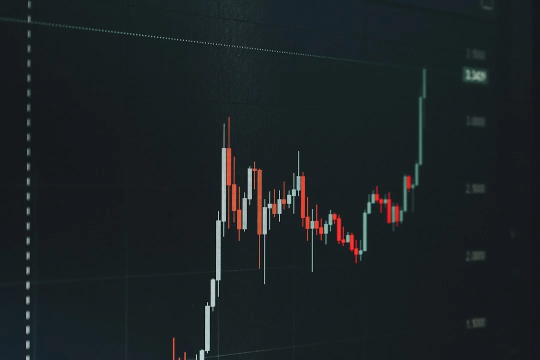 밈코인 급등락 위험 개념 이미지 붉은 캔들이 섞인 변동성 큰 캔들차트 이미지로 밈코인의 급등락 위험을 표현한 이미지