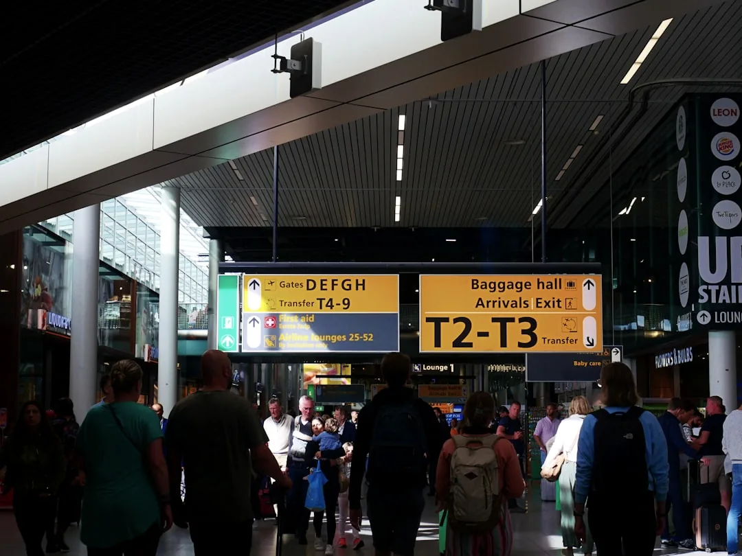 국경을 넘는 코인 이전에 적용되는 트래블룰 개념 이미지 공항 출국장 게이트 안내 표지판과 여행객들의 모습으로 국경을 넘는 이동에 빗댄 트래블룰 개념 이미지