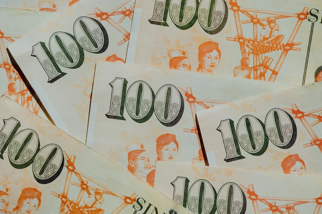 테더 USDT 원화 매도 환전 절차 데이터 스마트폰과 지폐로 테더 환전 절차를 표현한 데이터 이미지